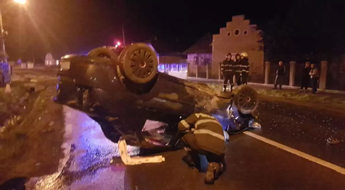 O tânără de 20 de ani care s-a urcat băută la volan a provocat un accident cu cinci răniți