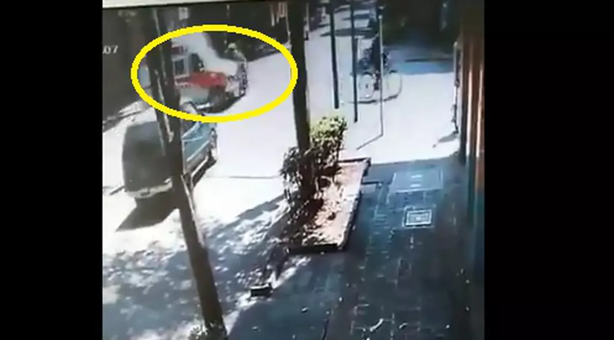 O ambulanță fără semnalele vizuale și acustice pornite a lovit o motocicletă! Șoferul a fugit de la locul accidentului!