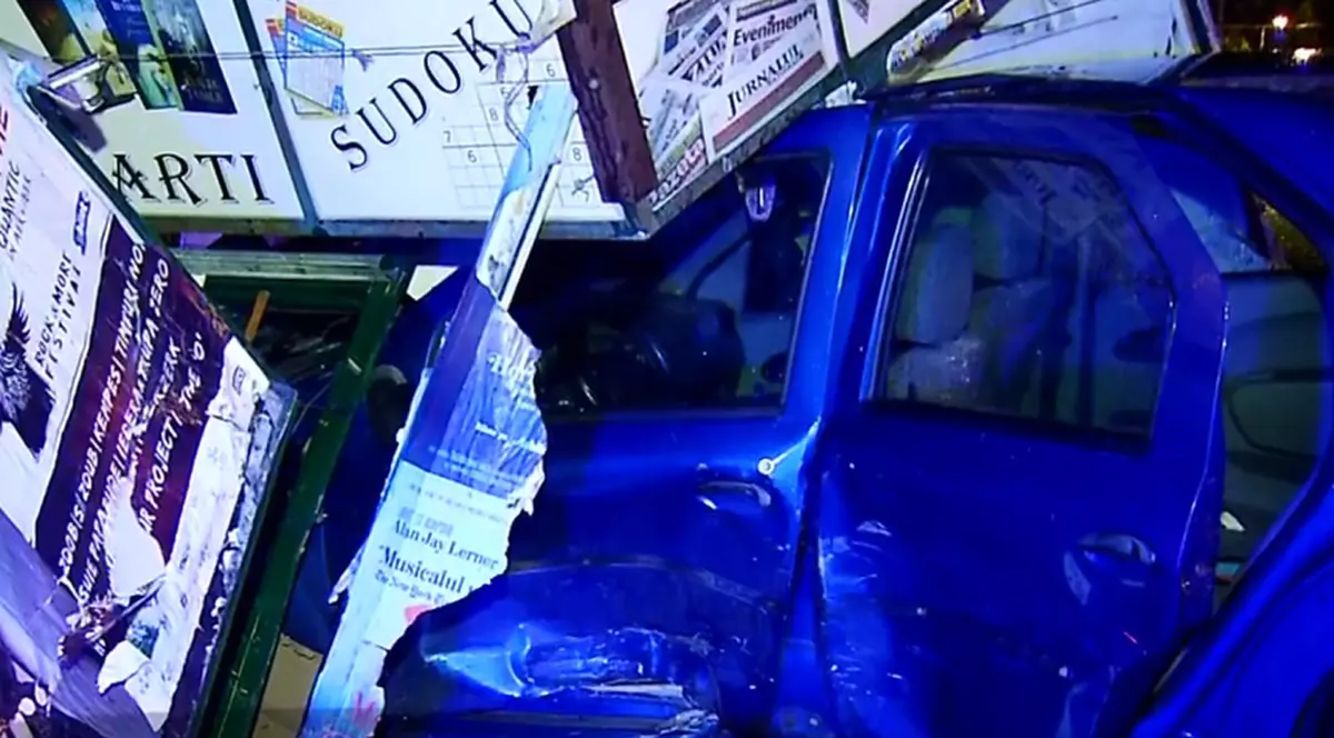 Accident în Capitală, miercuri noapte. Un chioşc de ziare a fost distrus şi mai mulţi stâlpi puşi la pământ