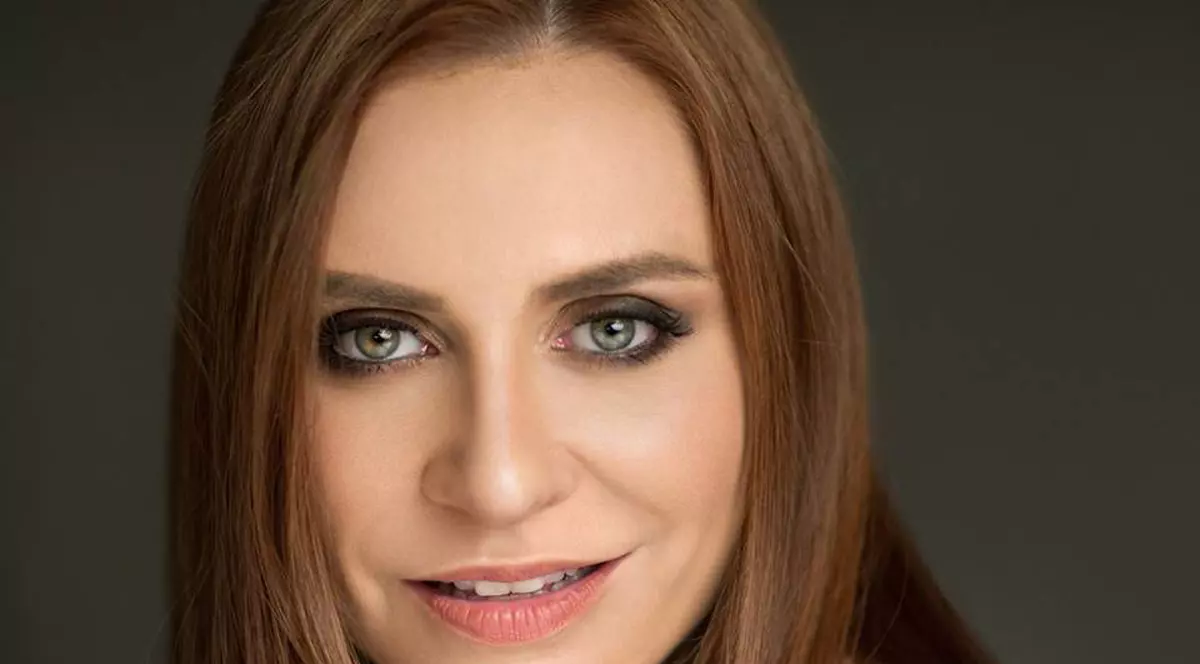 Dragilor, după o noapte de nesomn am decis să nu merg la înmormântare, pentru că, în loc să ne plângem rudă, prietenul, omul bun și talentat, designer-ul genial Răzvan Ciobanu, s-a ajuns la un scandal imens, un circ, potentat de interpretări, supoziții, ipoteze, declarații, păreri mai mult sau mai puțin avizate care nu fac altceva decât să întineze memoria celui trecut în neființă și să întețească durerea celor care l-au iubit. Pur și simplu nu pot să mă uit în ochii mamei lui care cu greu îndură pierderea unicului fiu și care s-a abținut de la orice declarații în speranța că va putea să își ia rămas bun în liniște și demnitate. Om fiind, Răzvan nu a fost lipsit de greșală, dar care dintre noi este? Cine suntem noi, oamenii, să ne judecăm semenii? Mă rog la Dumnezeu să ne dea înțelepciunea de a luă lucrurile că atare, de a lasă organele abilitate să facă anchetă și de a-l păstra pe Răzvan în memoria noastră pentru ceea ce a fost că om și pentru talentul lui ieșit din comun. Te voi purta în suflet mereu, dragule! Îmi pare atât de rău....