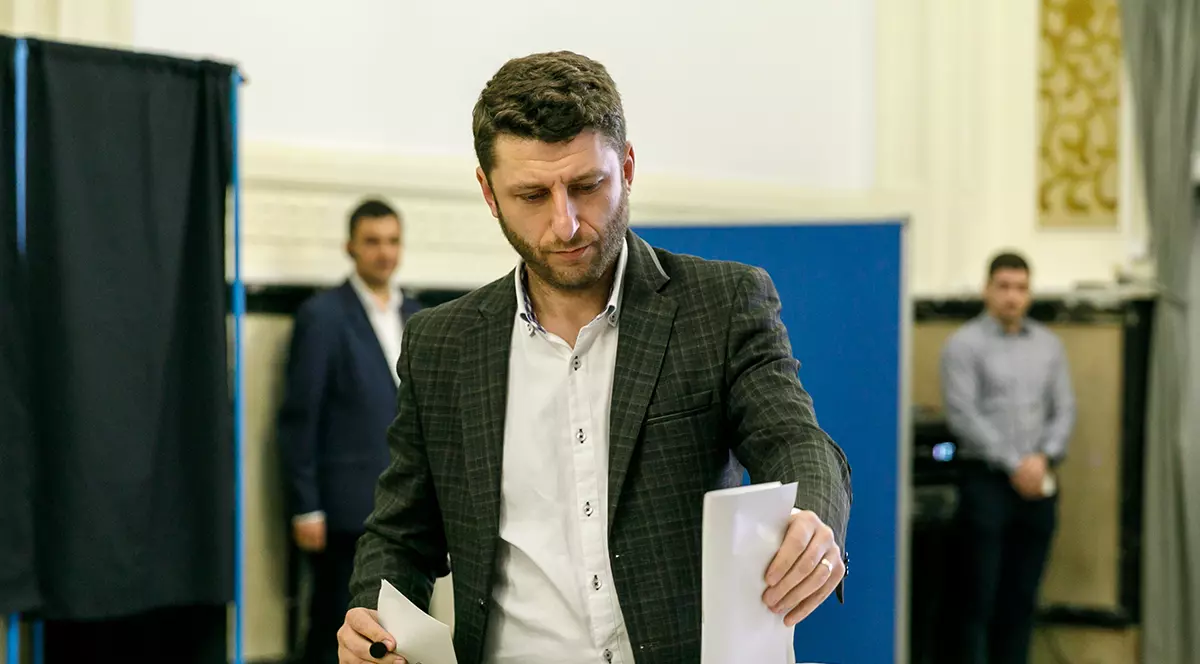 Românii din străinătate se pot preînregistra pe un site al AEP ca să voteze la prezidențiale