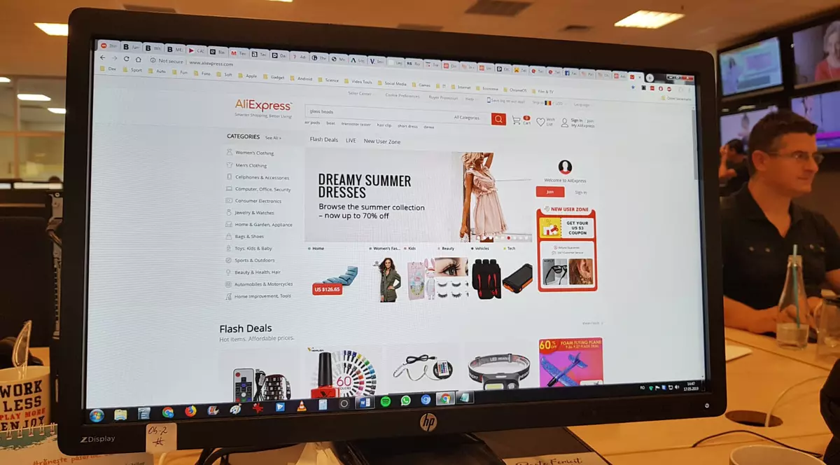 Consumatorii europeni cer ca AliExpress să le respecte dreptul la retur și garanția de doi ani. Site-ul AliExpress, deschis pe un calculator