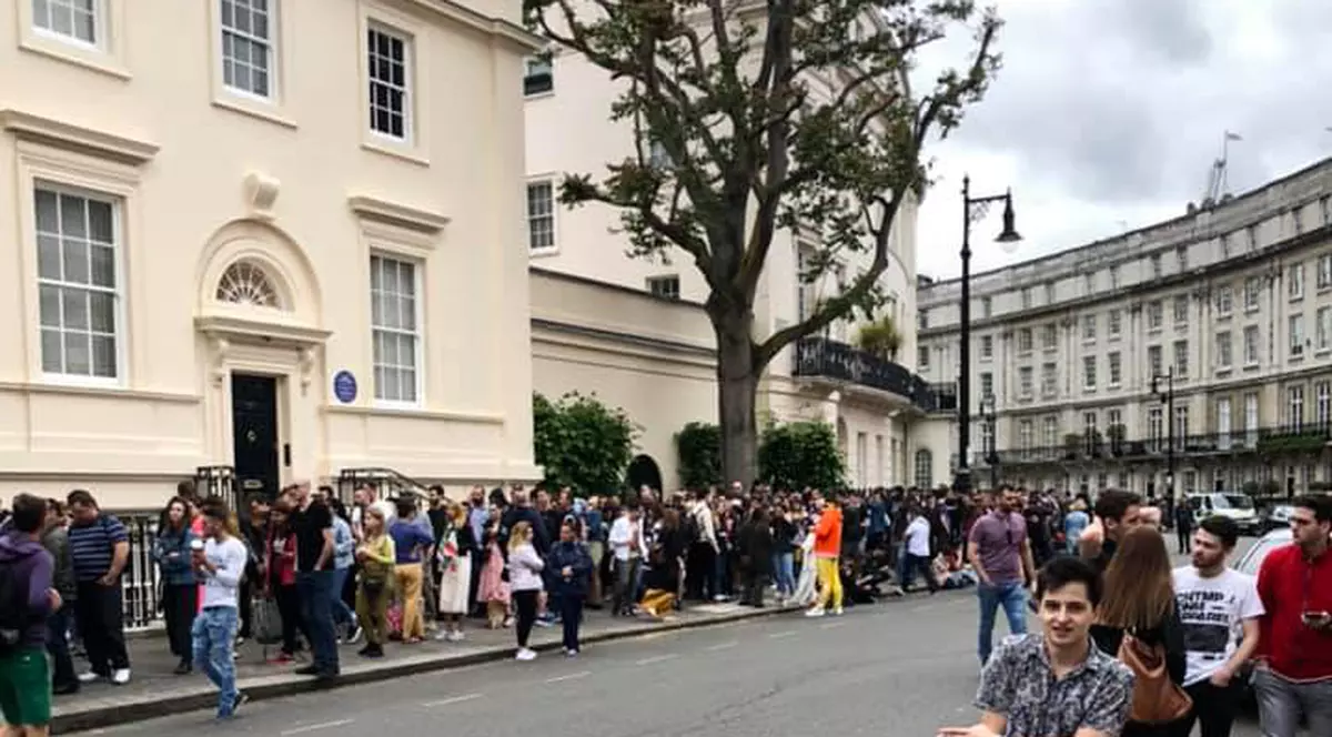 VIDEO | Cum au strâns românii, la o secție de votare din Londra, teancuri de buletine ca să fie scanate înainte de închiderea urnelor, pentru a putea vota cât mai mulți