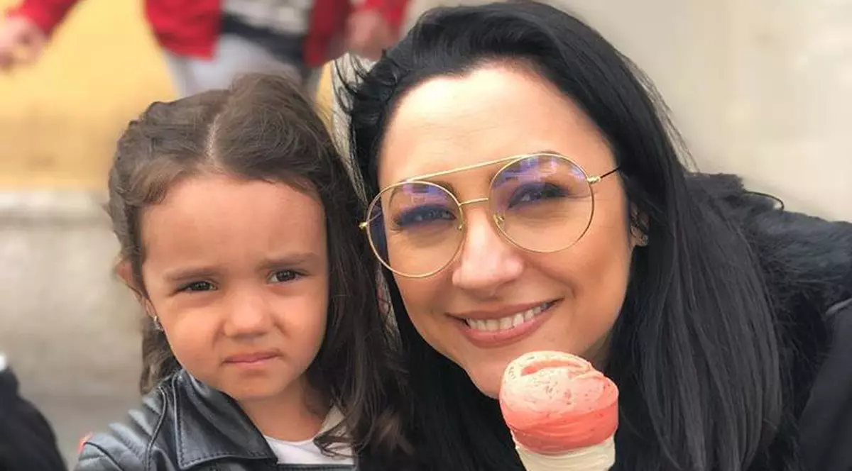 Ce face Andra în mașină în timp ce se duce să o ia de la grădiniță pe fiica sa