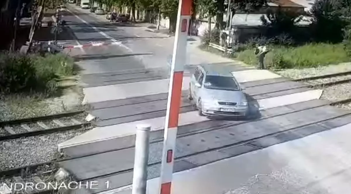 Momentul când un șofer inconștient forțează trecerea de cale ferată în zona Andronache