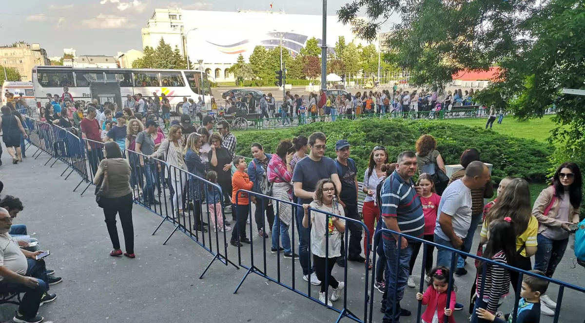 Aglomerație la Antipa de Noaptea Muzeelor! Sute de oameni stau zeci de minute la coadă ca să viziteze muzeul de istorie naturală