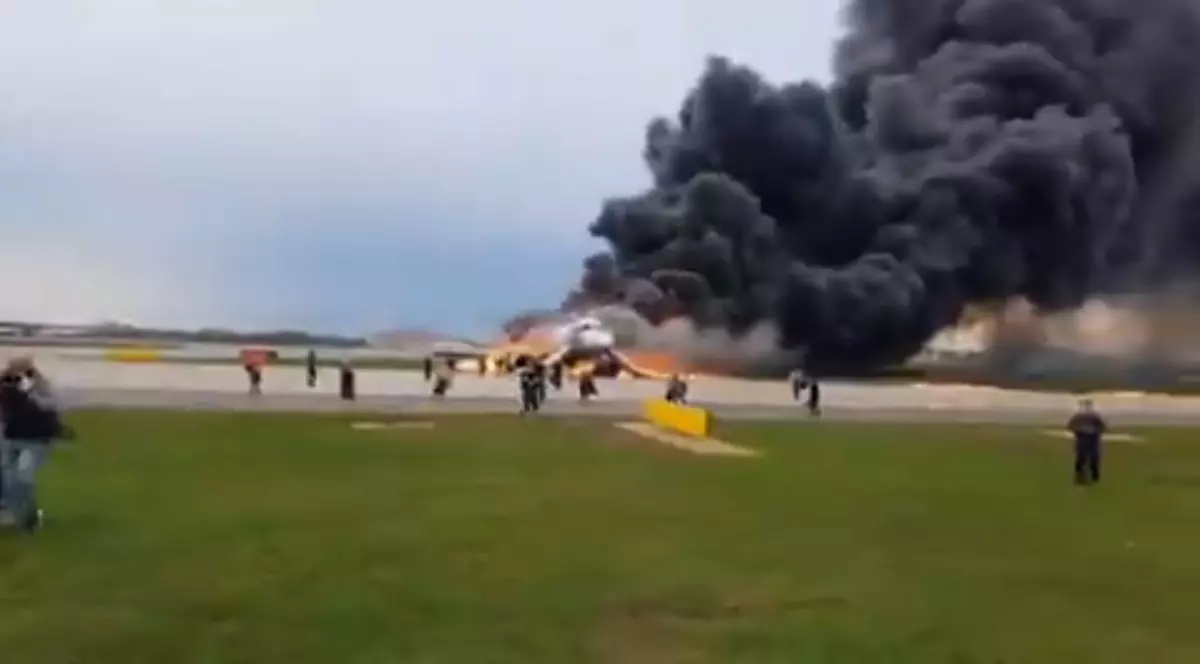 VIDEO | Imagini terifiante de la bordul avionului în flăcări din Moscova! Se aud țipetele disperate ale pasagerilor