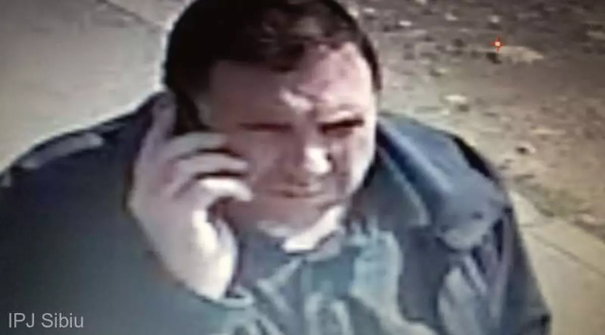 Un bărbat din Sibiu a luat banii uitaţi de o femeie într-un bancomat