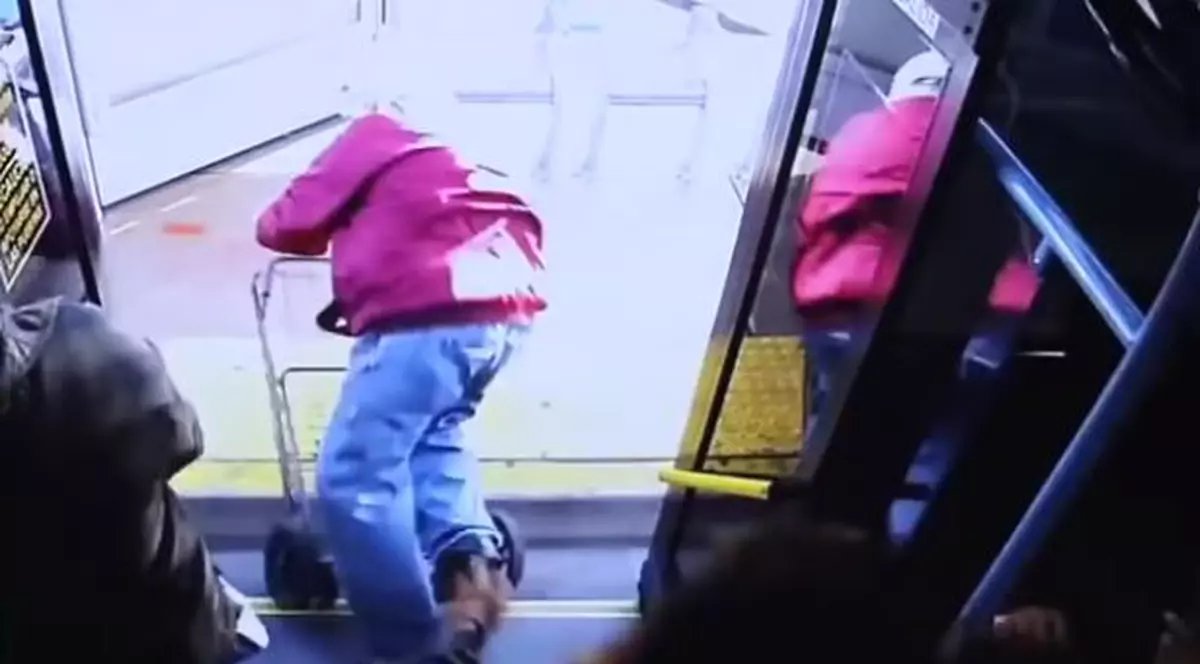 Un bărbat de 74 de ani a murit după ce a fost împins din autobuz de o tânără. Momentul cumplit a fost filmat