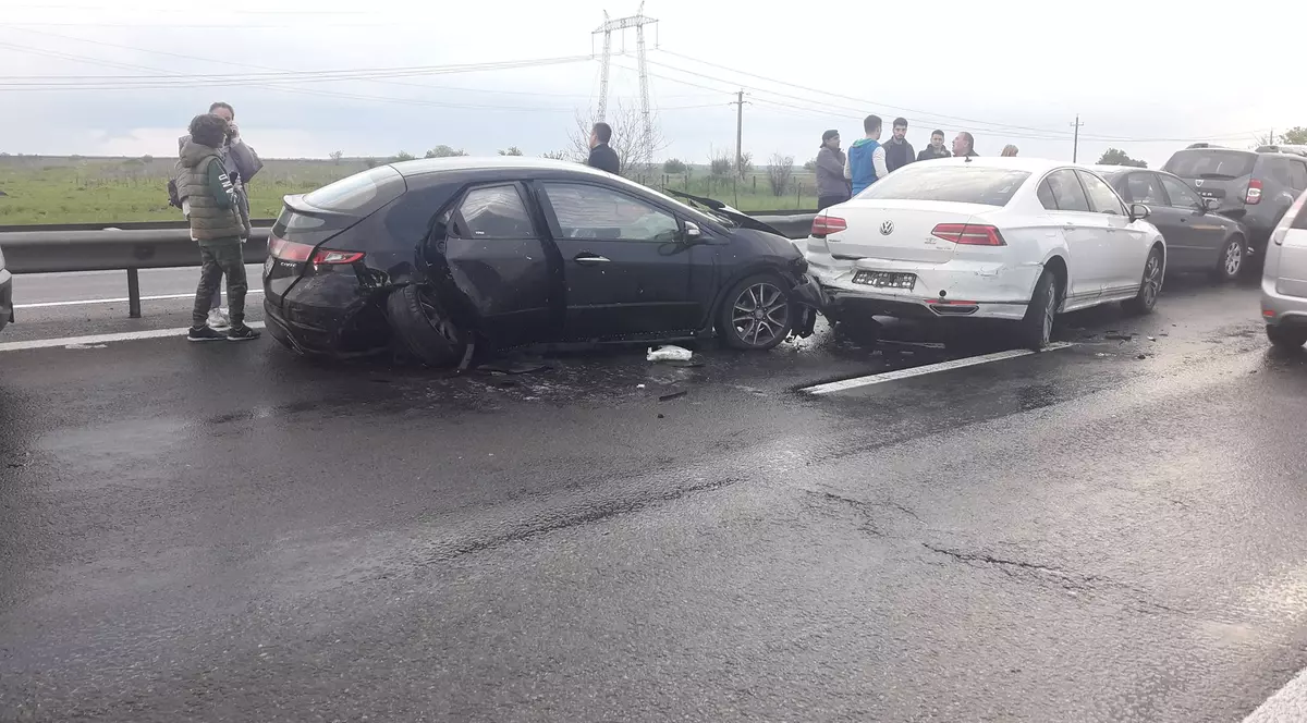 Accident în lanț cu trei mașini pe Autostrada A1 București - Pitești. O persoană a fost rănită