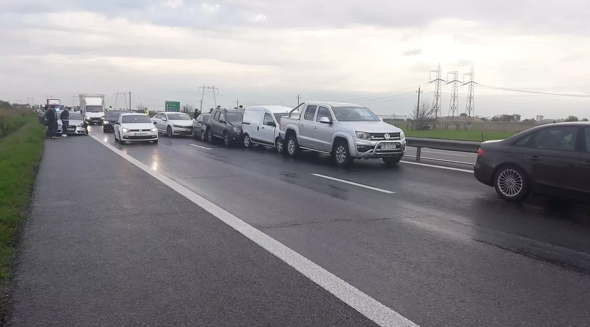 Un accident în care au fost implicate opt mașini a avut loc pe autostrada București - Pitești. Un copil de trei ani a fost rănit