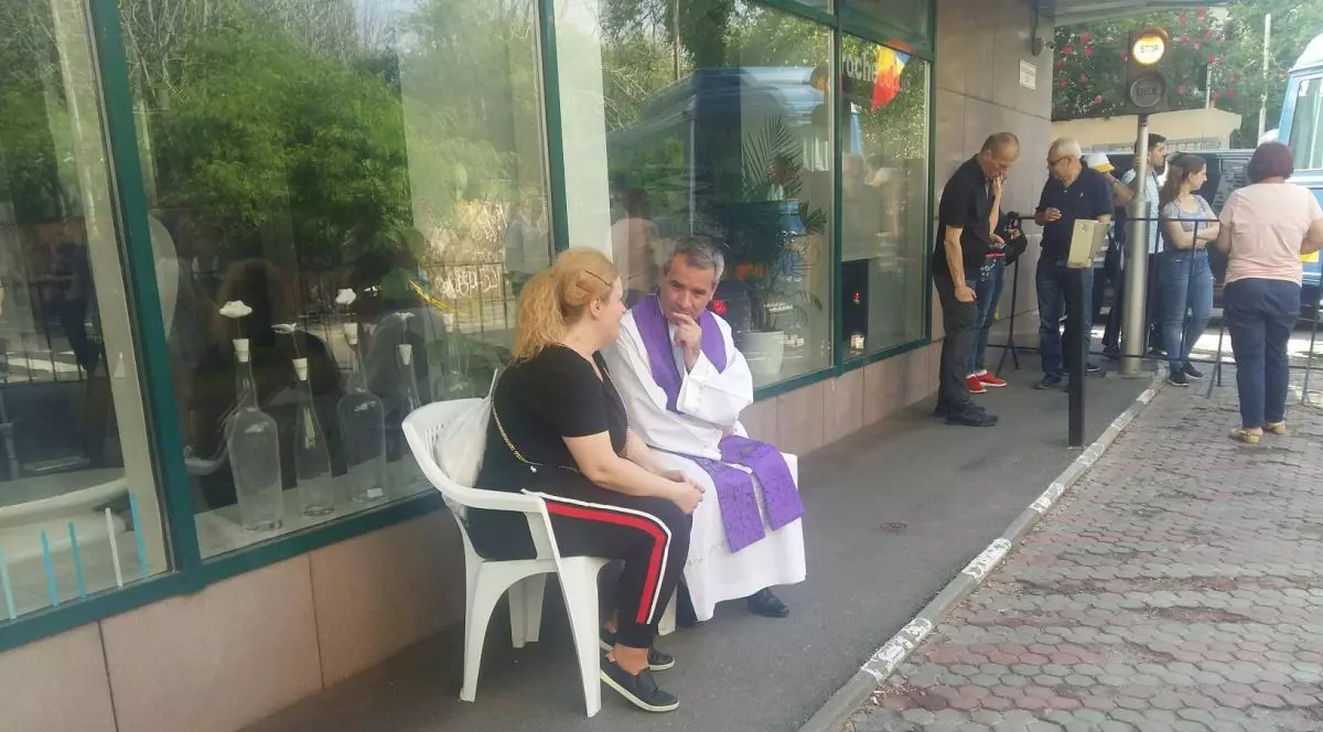 Zeci de preoți spovedesc credincioșii care vor participa la Liturghia pe care Papa Francisc o va oficia la Catedrala ”Sfântul Iosif”