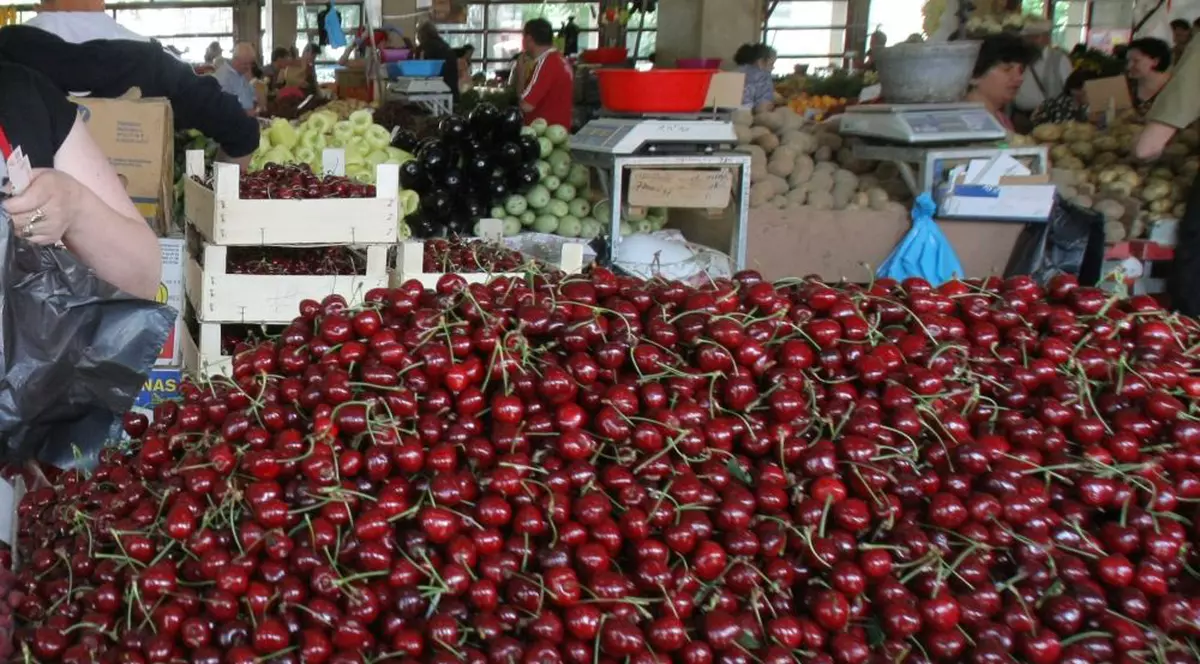 Câte cireșe costă un euro sau un dolar? Curs valutar inedit afișat de o bancă din România