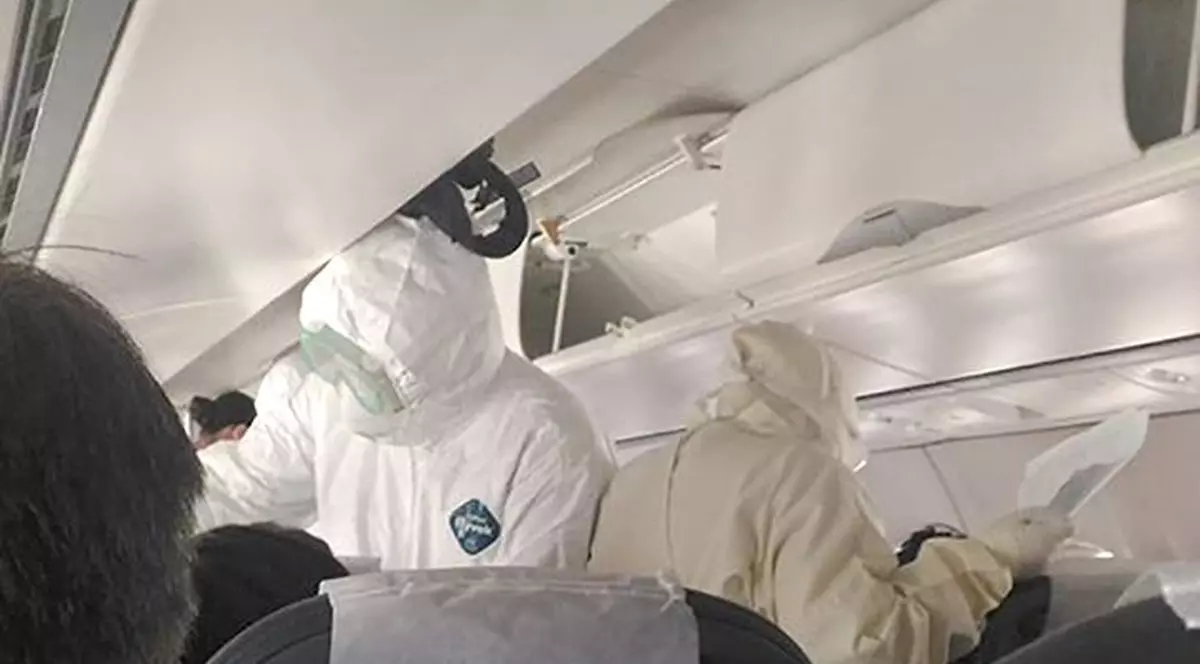 Focar de ciumă bubonică: Pasagerii unui avion sunt în carantină după ce o femeie însărcinată și soțul ei au murit din cauza bolii