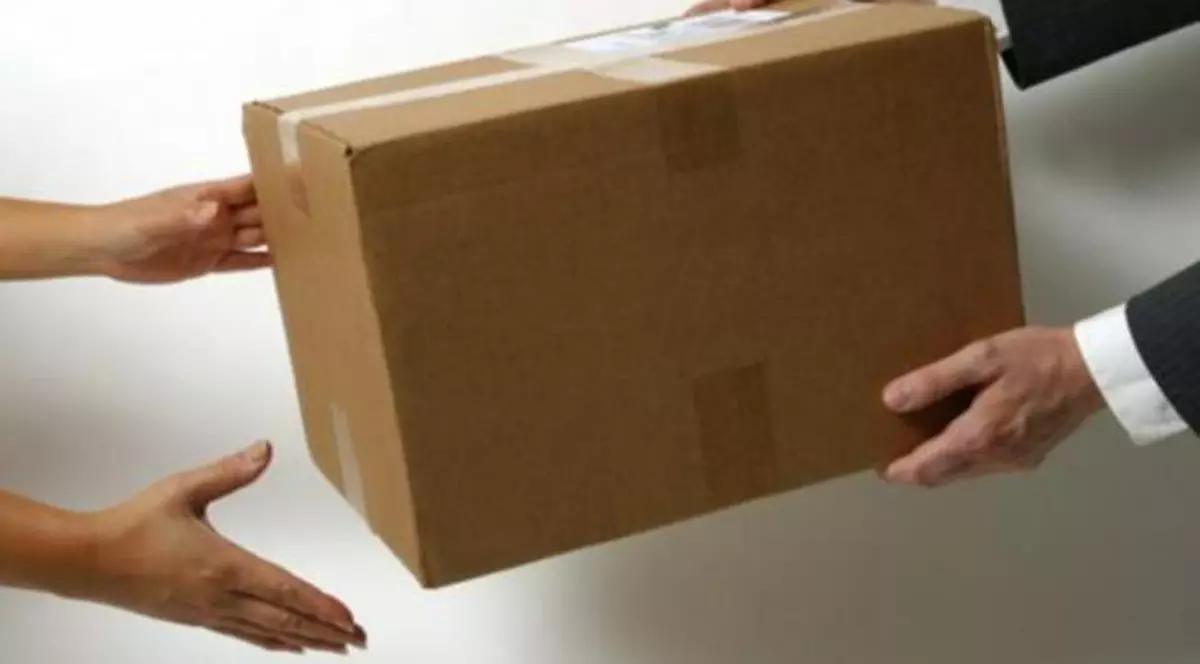 Un cuplu de bătrâni a primit un colet în valoare de 7 milioane de dolari. Ei au semnat de primire, dar apoi n-au știut cum să alerteze poliția mai repede