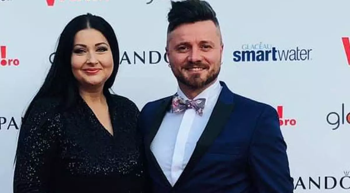 Gabi Cristea și Tavi Clonda se pregătesc pentru prima vacanță peste hotare cu fetele. Își iau prietena cu ei, ca să aibă ajutor