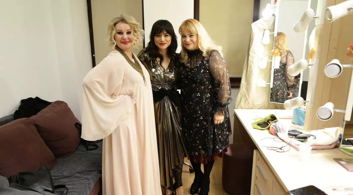 Aylin Cadâr, Tania Popa și Anca Sigartău împart aceeași cabină la teatru. Cum se machiază 3 actrițe la două oglinzi