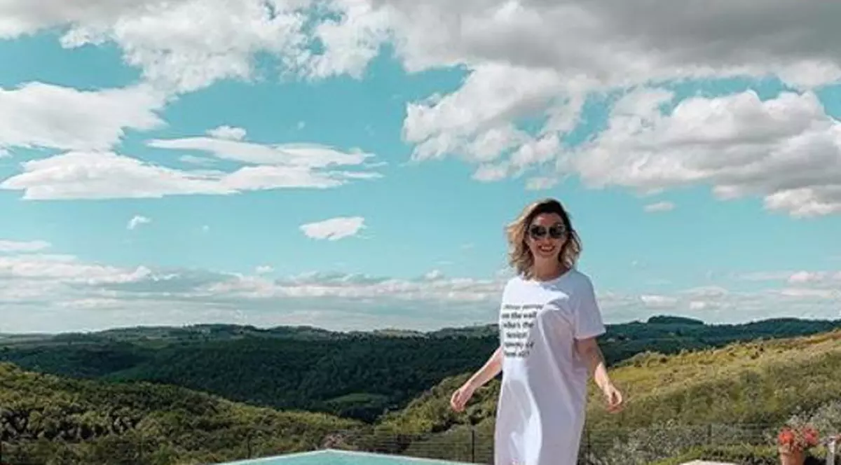 Diana Dumitrescu își arată burtica de gravidă în costum de baie