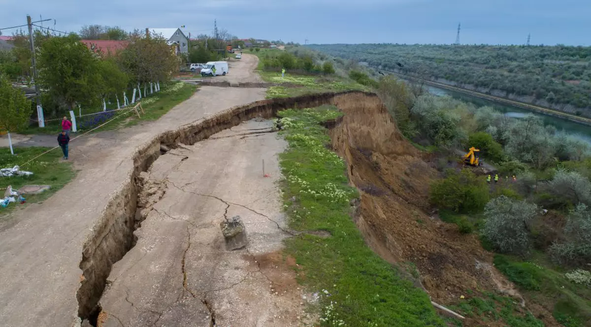 UPDATE/Imaginile dezastrului. Situația se complică la Cumpăna, acolo unde alunecările de teren amenință comuna. Comisie de evaluare, la ordinul Prefectului
