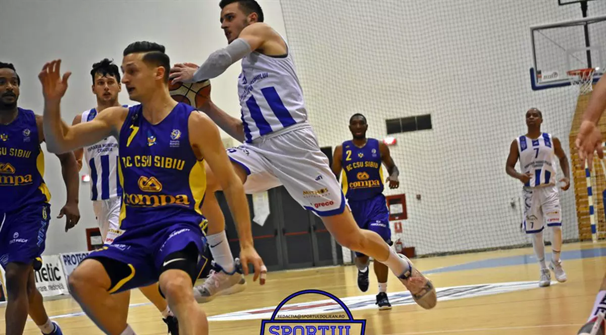 SCM Craiova a trecut dramatic de CSU Sibiu, în meciul trei al semifinalei Ligii Naționale de baschet masculin. Oaspeții acuză arbitrajul: ”Ne-a bătut federația”