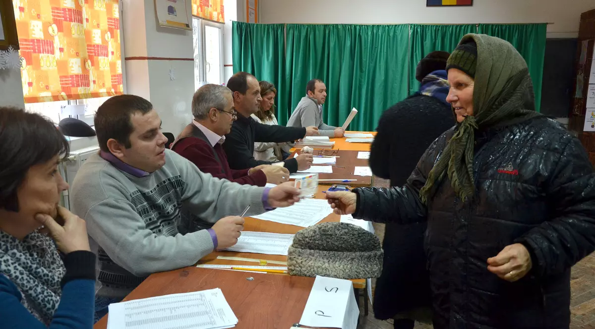 OPINIE/ Vasile Ernu, despre videoclipul viral cu îndemnul la vot al bunicii: Ce facem cu Bunica de alegeri? Ce alegem: minciuna promisă sau ura promisă?