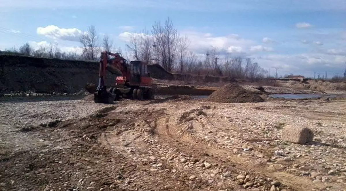 Bunuri de aproximativ 450.000 lei, confiscate de poliţiştii din Galați, după o acţiune de combatere a exploatării ilegale a minereurilor