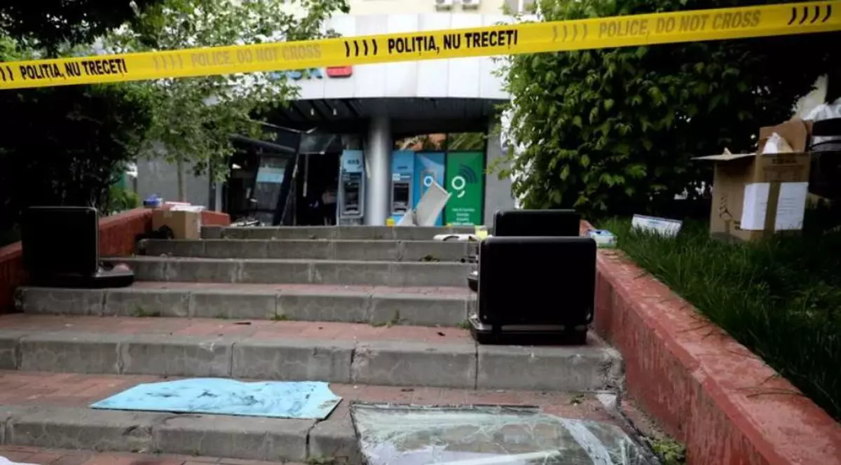 Bărbatul care a aruncat în aer anul trecut un bancomat în sectorul 3 din București a fost prins. Polițiștii cred că a făcut același lucru și în alte țări