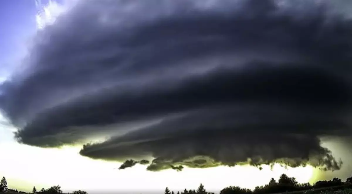 Avertisment pentru românii care se află sau ajung în Italia. Imagini terifiante cu fenomenele extreme din Peninsulă!