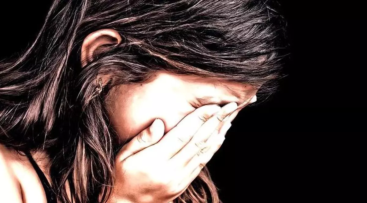 O fetiță de 11 ani, salvată de tatăl care o viola de la vârsta de 7 ani. Cum a fost descoperit bărbatul