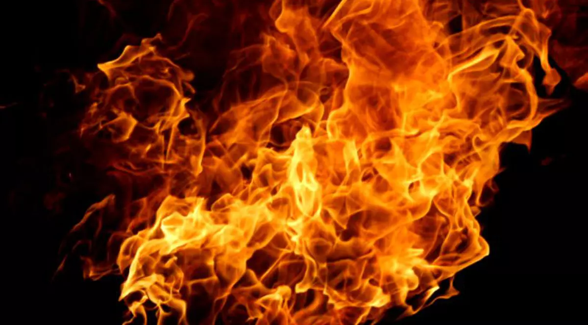 I-au dat foc unui bărbat care le-a cerut să nu se mai drogheze lângă casa lui