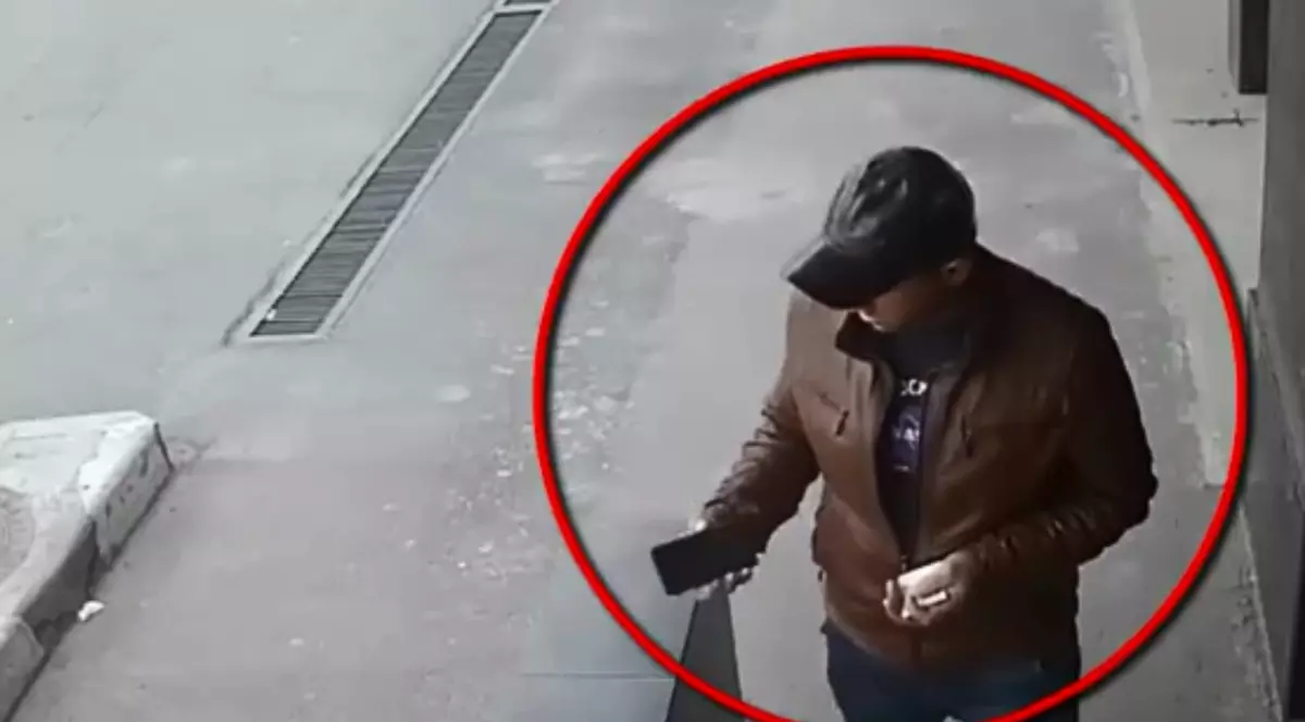 Un bărbat care a furat telefonul unei eleve este căutat de poliție! Camerele de luat vederi au surprins clar furtul