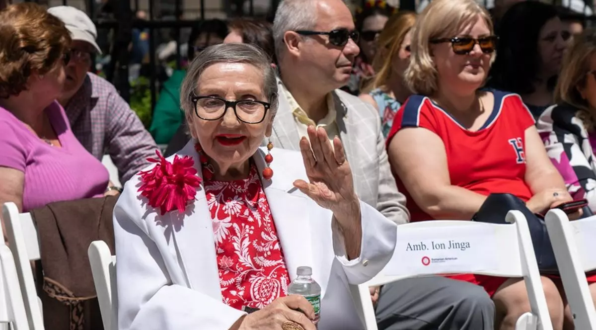 La 90 de ani, Gigi Marga a petrecut în centrul New Yorkului! A ieșit din azil pentru un festival românesc