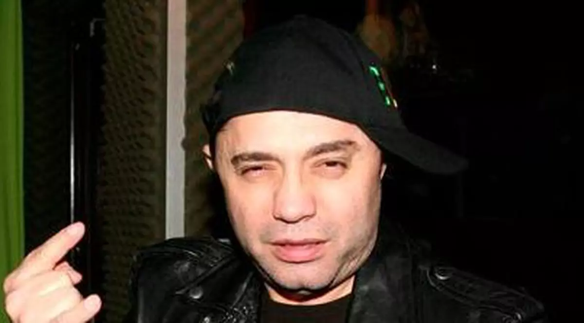 Nicolae Guță are lipici la femei. 