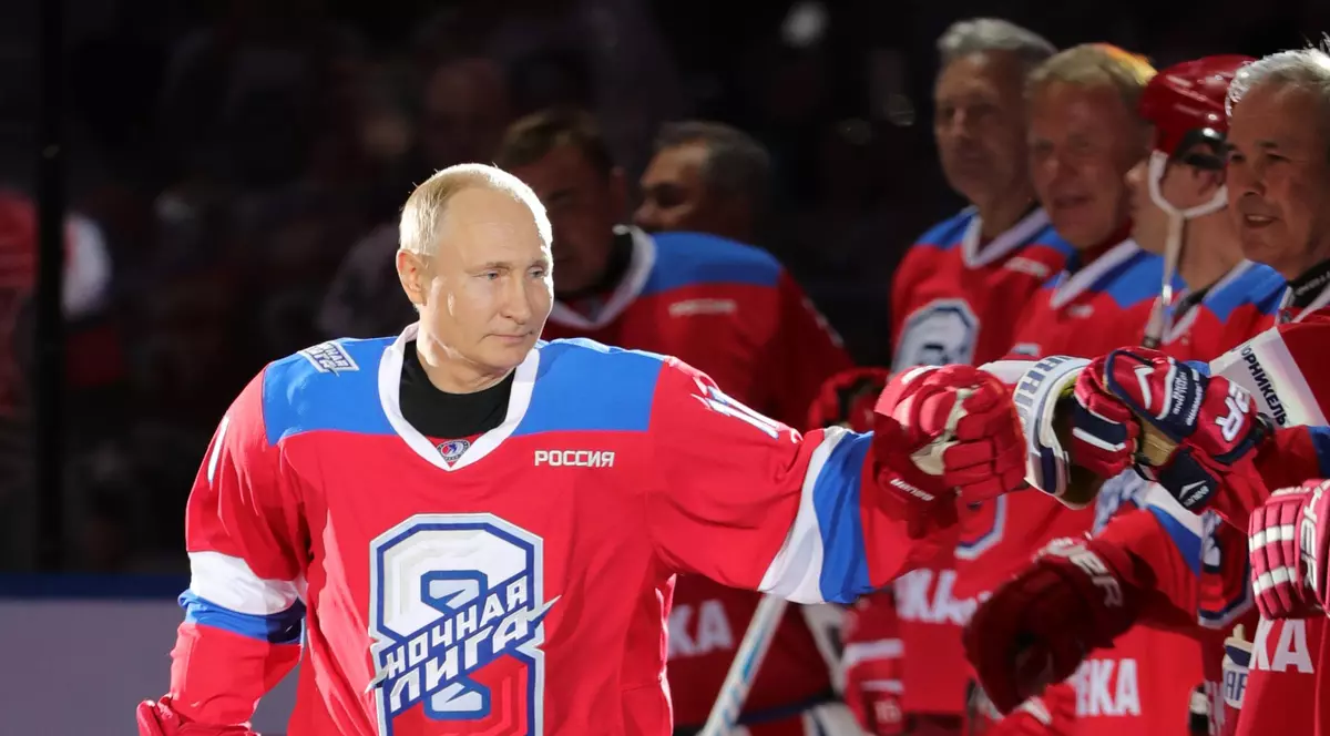 Vladimir Putin a făcut spectacol într-un meci de hochei. A marcat numeroase goluri, dar a și căzut la finalul partidei | VIDEO
