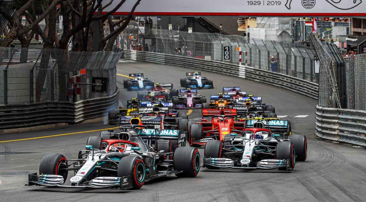 Lewis Hamilton, în fruntea plutonului care a luat startul în Marele Premiu de Formula 1 al Principatului Monaco. FOTO: EPA