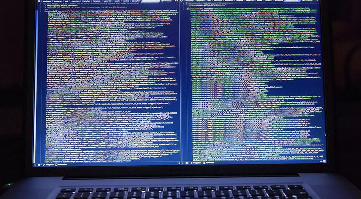 Vrei să îți schimbi locul de muncă? Află care sunt cele mai căutate joburi și cele mai afectate de automatizare. Laptop cu comenzi in sistemul de operare