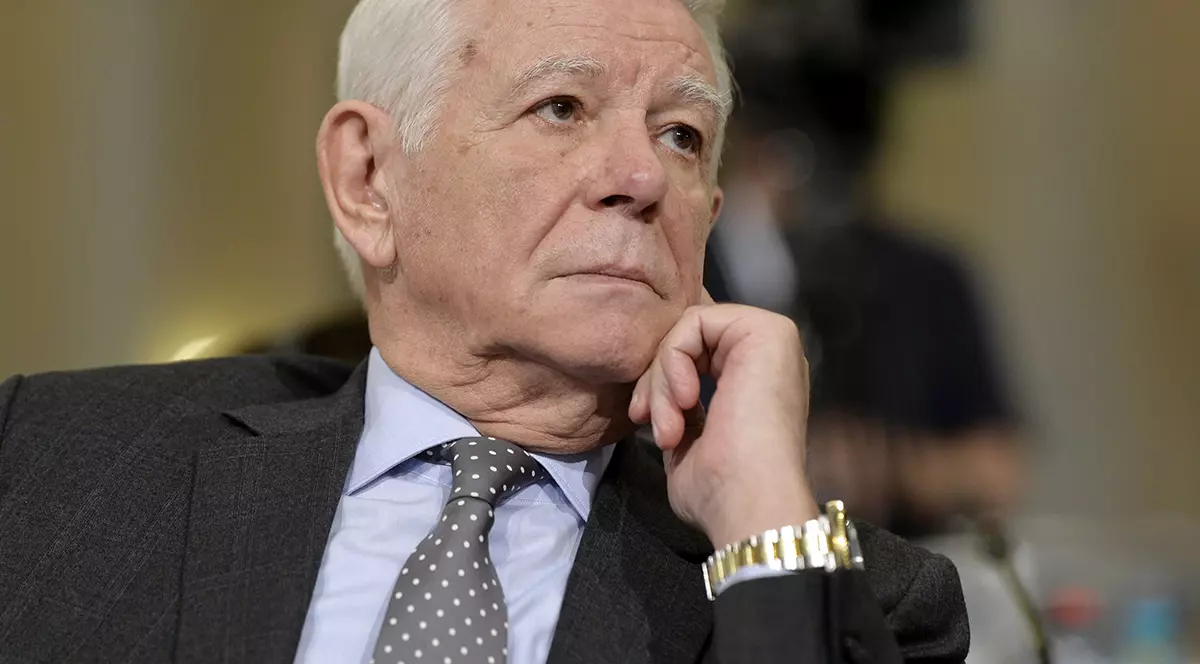 EXCLUSIV | Teodor Meleșcanu, declarații despre cozile uriașe de la secțiile de votare din afara țării. Șeful diplomației susține că românii din diaspora nu respectă legea și nu se înregistrează înainte de vot