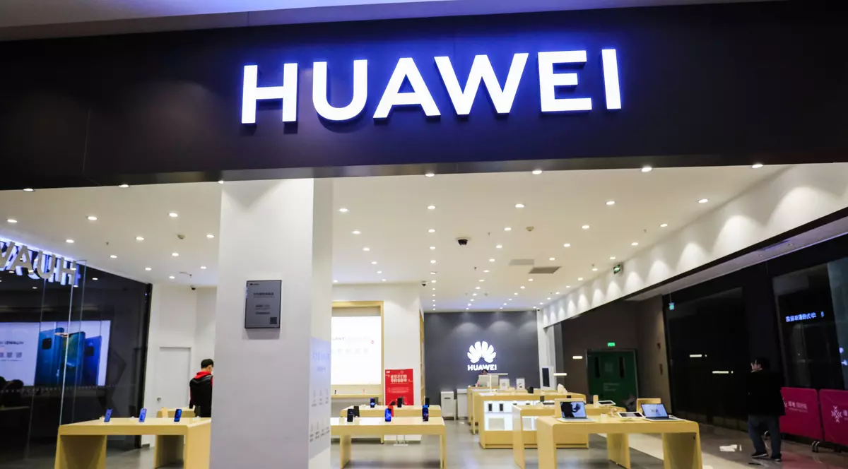 SUA au relaxat restricțiile impuse Huawei pentru a asigura mentenanța echipamentelor aflate în uz. Magazin Huawei cu smartphone-uri