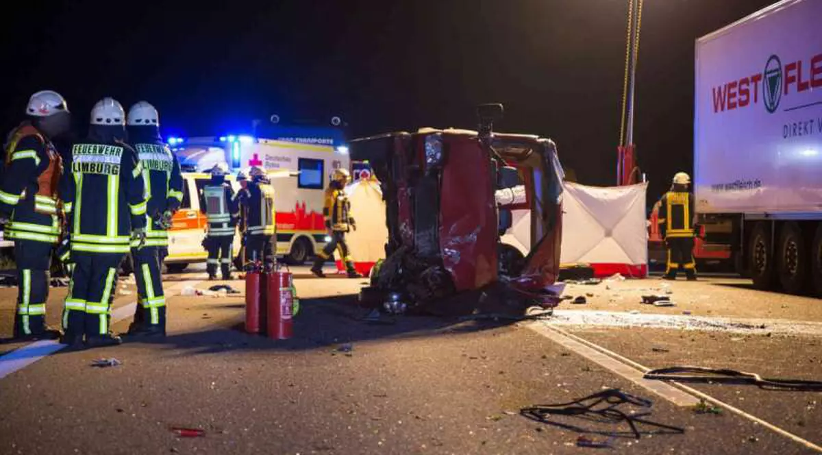 Un microbuz în care se aflau zece români a fost implicat într-un teribil accident în Germania. O femeie a murit. Toți conaționalii noștri au ajuns la spital