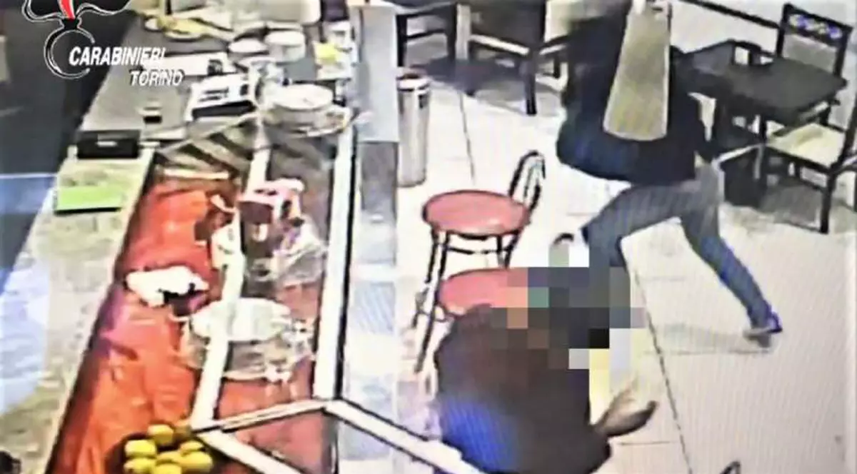 Un român a fost dat afară dintr-un bar din Torino. S-a întors cu ranga și a distrus tot