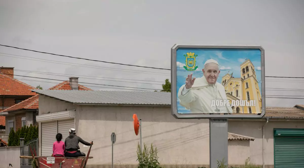 CORESPONDENȚĂ din Bulgaria | Papa vine în Urziceniul vecinilor! Ultimele pregătiri înainte de sosirea Suveranului Pontif la Rakovski, un orășel de doar 17.000 locuitori