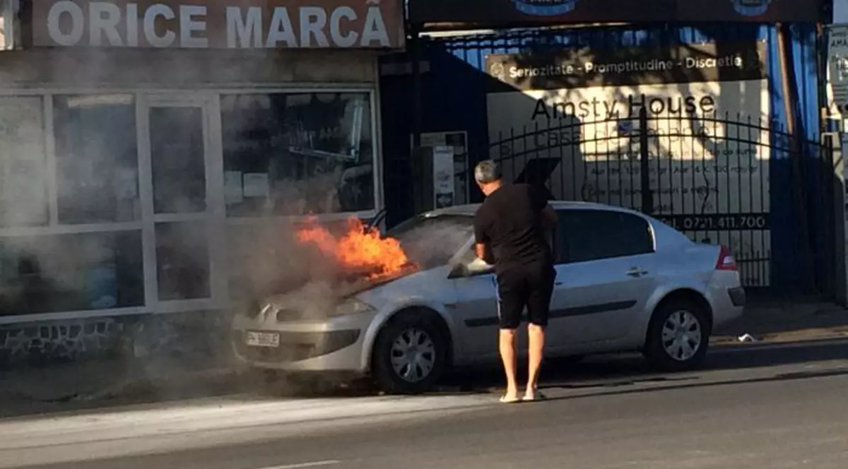 Un autoturism a luat foc din senin în centrul orașului Ploiești