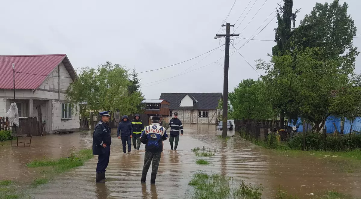Zeci de oameni, evacuați după ce râul Budac din Bistrița a ieșit din matcă