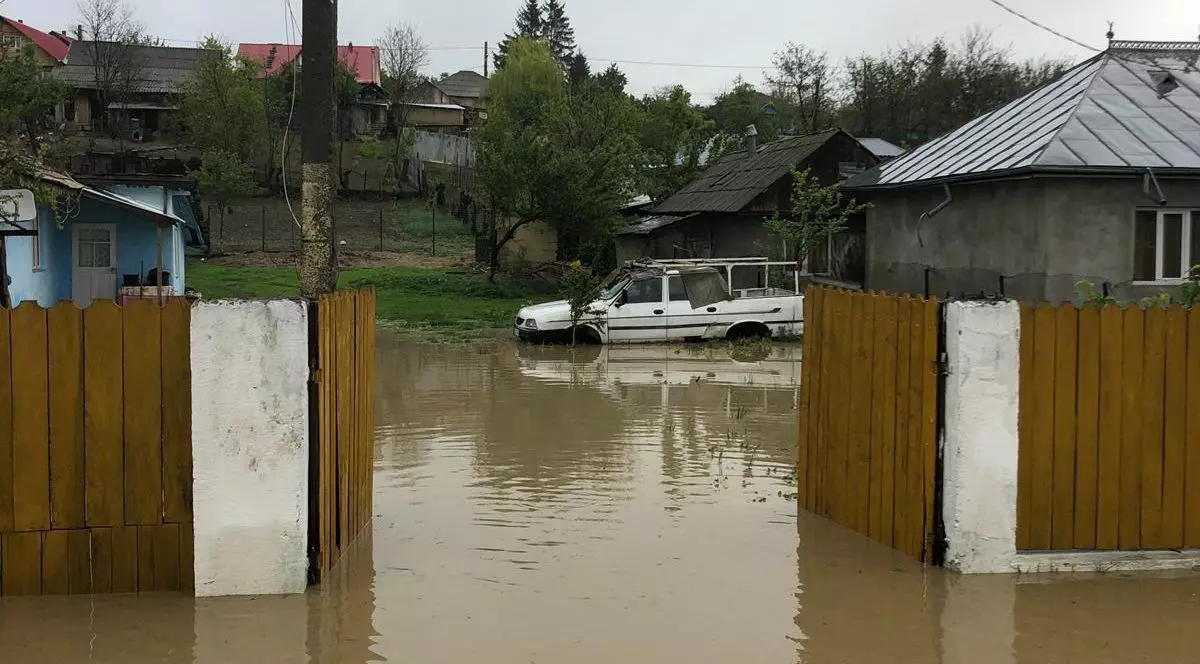 Vremea rea a făcut ravagii în țară. Mii de locuitori din Bacău, fără curent electric. Drumuri și case inundate în Vaslui