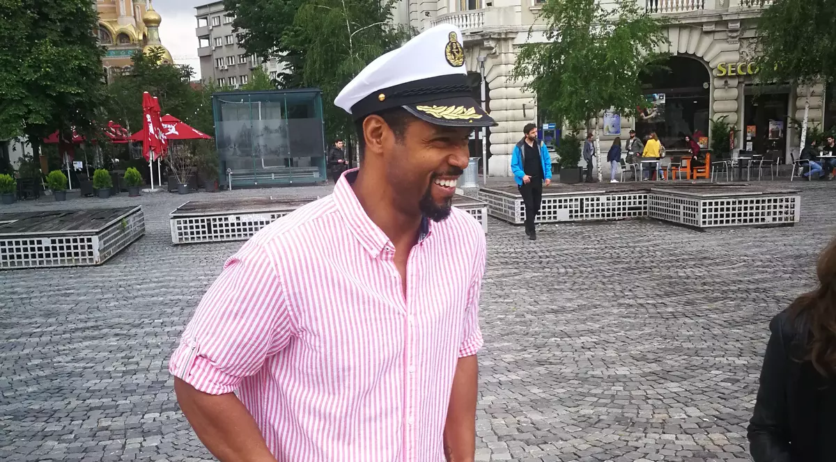 Actorul american Isaiah Mustafa s-a îndrăgostit de București