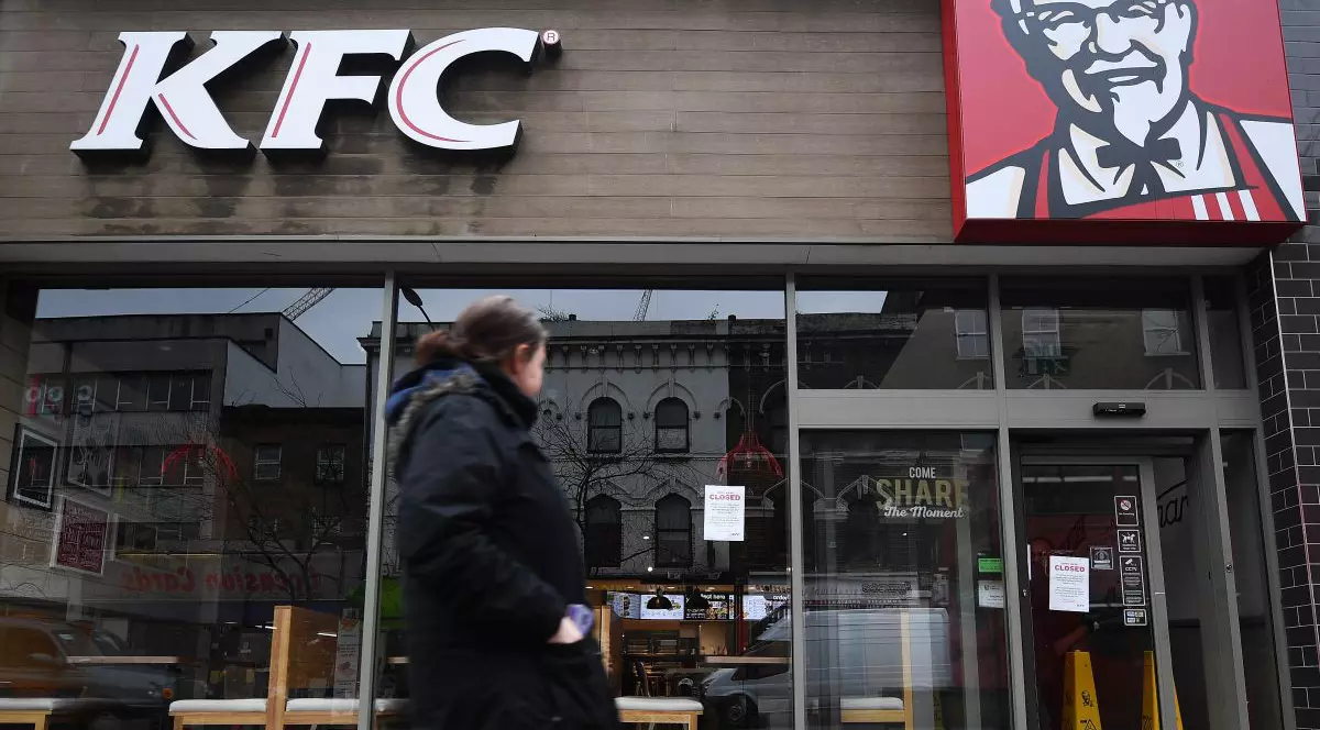 Bărbat arestat după ce timp de un an a mâncat gratuit la KFC pretinzând că este trimis de la centru pentru a testa calitatea produselor