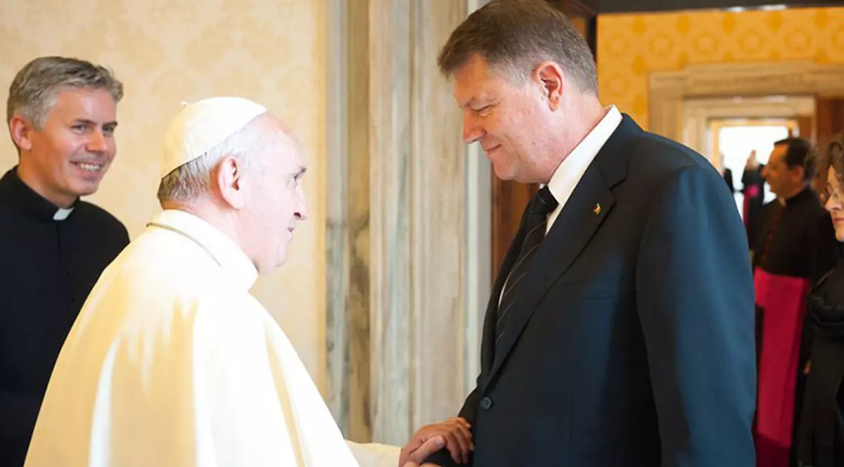 Klaus Iohannis, împreună cu soţia sa, Carmen, îl va primi vineri, 31 mai, pe Papa Francisc, la Palatul Cotroceni. Ce cadouri i-a pregătit şi care sunt momentele cheie ale vizitei Suveranului Pontif