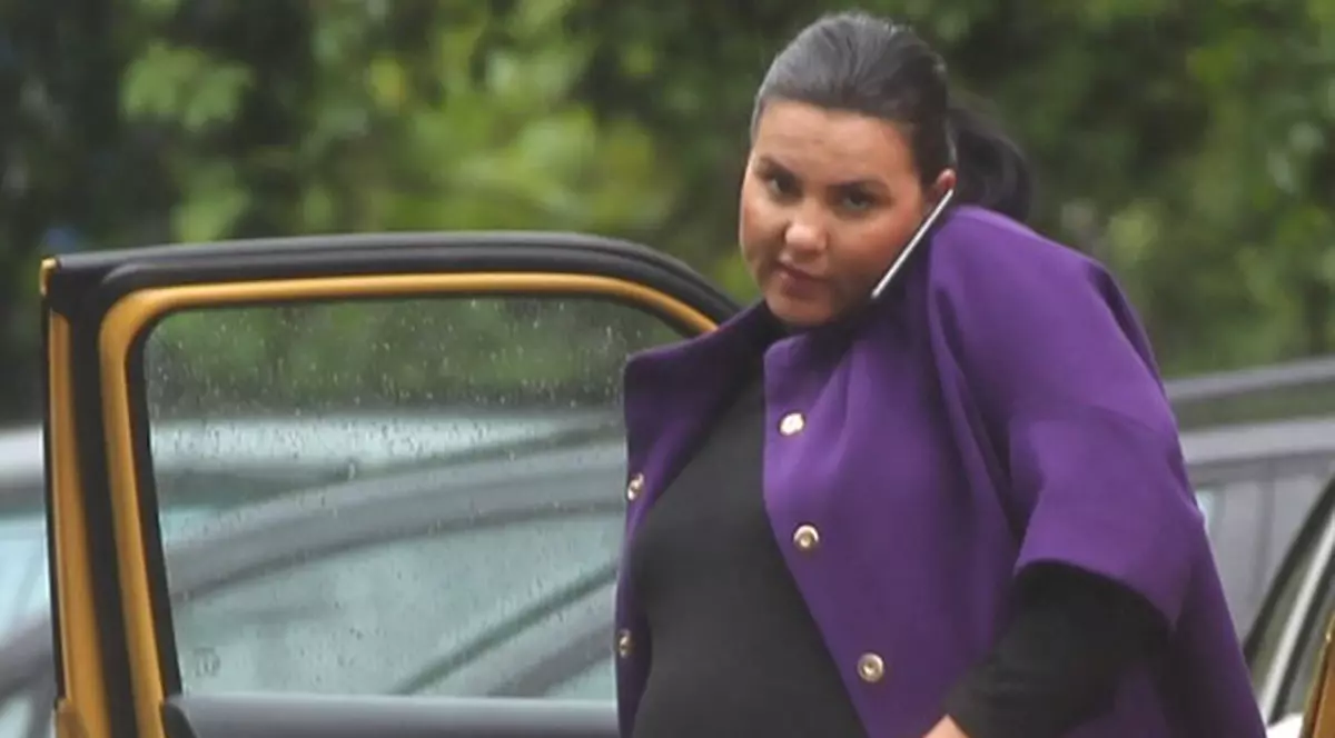 Lavinia Pîrva își conduce singură mașina, deși este într-o stare avansată cu sarcina