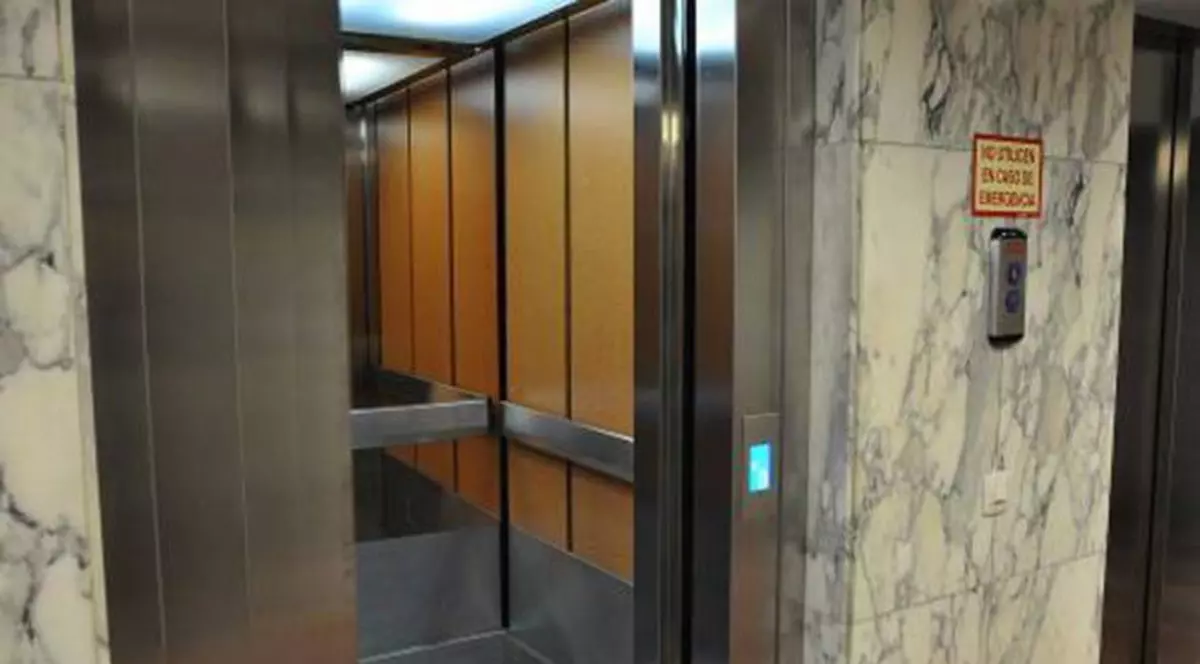 O femeie a murit decapitată după ce firele de la căști s-au prins în ușile liftului!