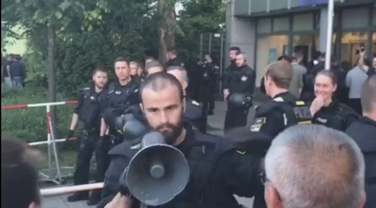 Mărturiile emoționate ale lui Martin, polițistul din Munchen care a plâns după ce i-a anunțat pe români că nu mai pot să voteze. În 2014 a trecut prin aceeași situație din poziția votantului